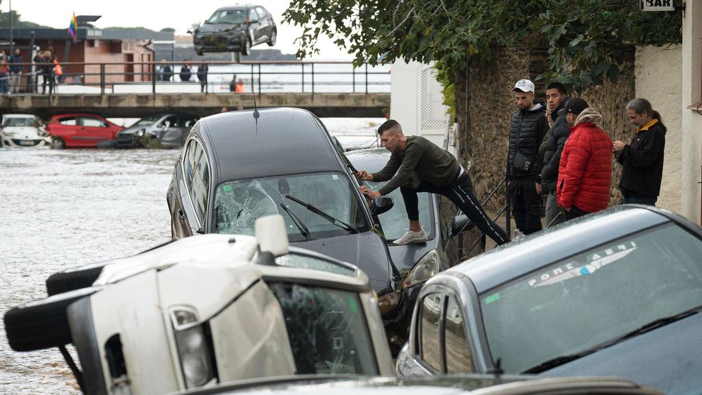 Riada inesperada en Cadaqués: una treintena de coches son arrastrados en medio de una tromba de agua