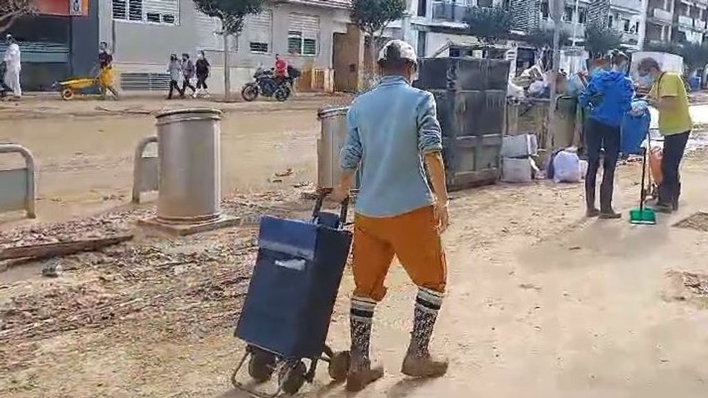 Sui Chang con su carrito lleno de comida recorriendo las calles de Catarroja