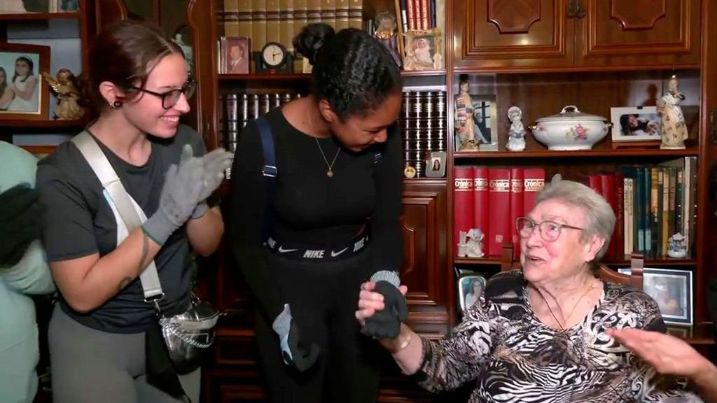 La emoción de Juanita, cocinera de 87 años, al recibir la sorpresa de los voluntarios a los que alimenta TardeAR Top Vídeos 1900