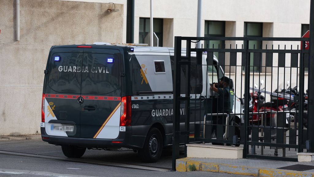 Un furgón de la guardia civil llega a la comandancia de Cádiz donde se encuentra el detenido