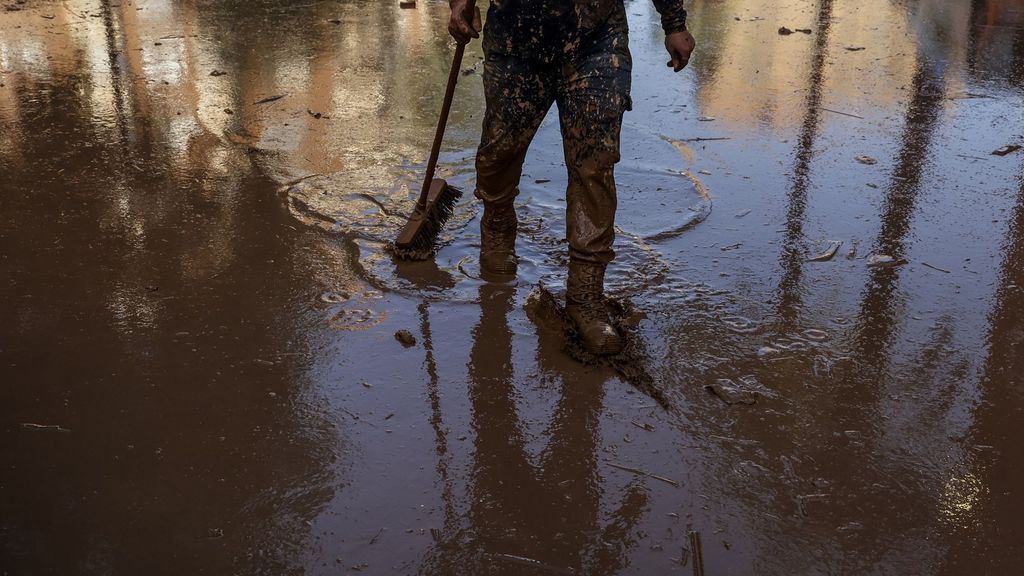 Un voluntario limpia en una calle de Paiporta