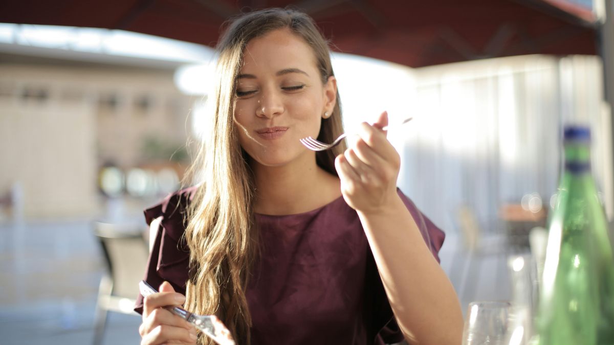 Una chica comiendo