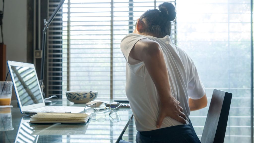 Una chica dolorida trabajando