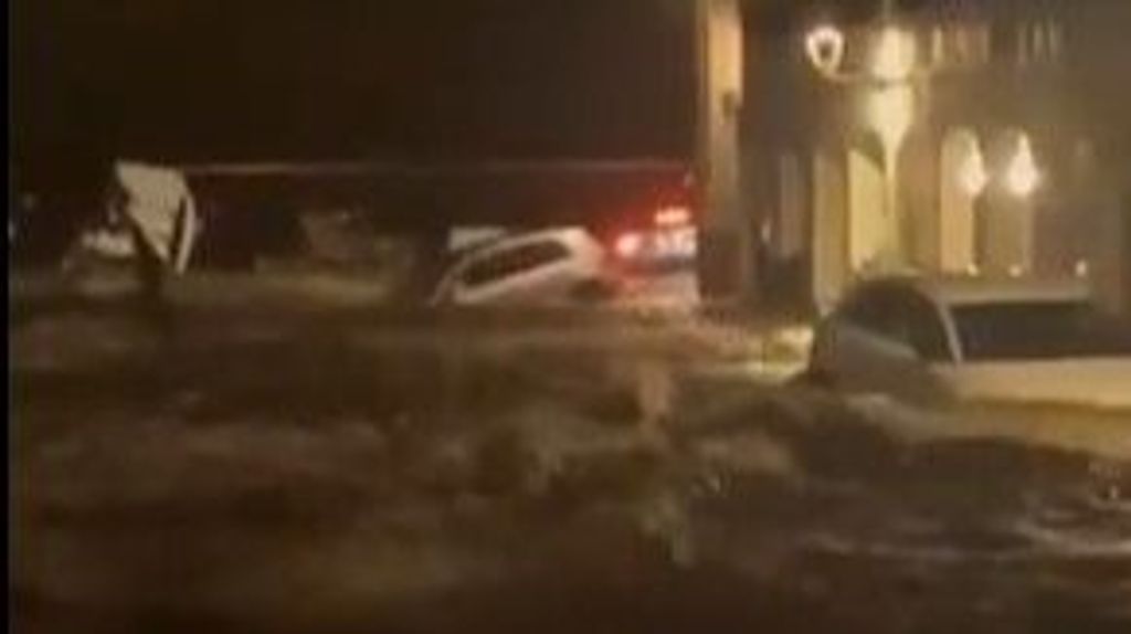 Una fuerte riada arrastra coches, inunda calles y colapsa un puente en Cadaqués