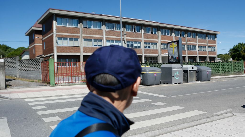 Una persona pasa por delante del colegio de Lugo donde un profesor es investigado por presunto abusos a alumnas