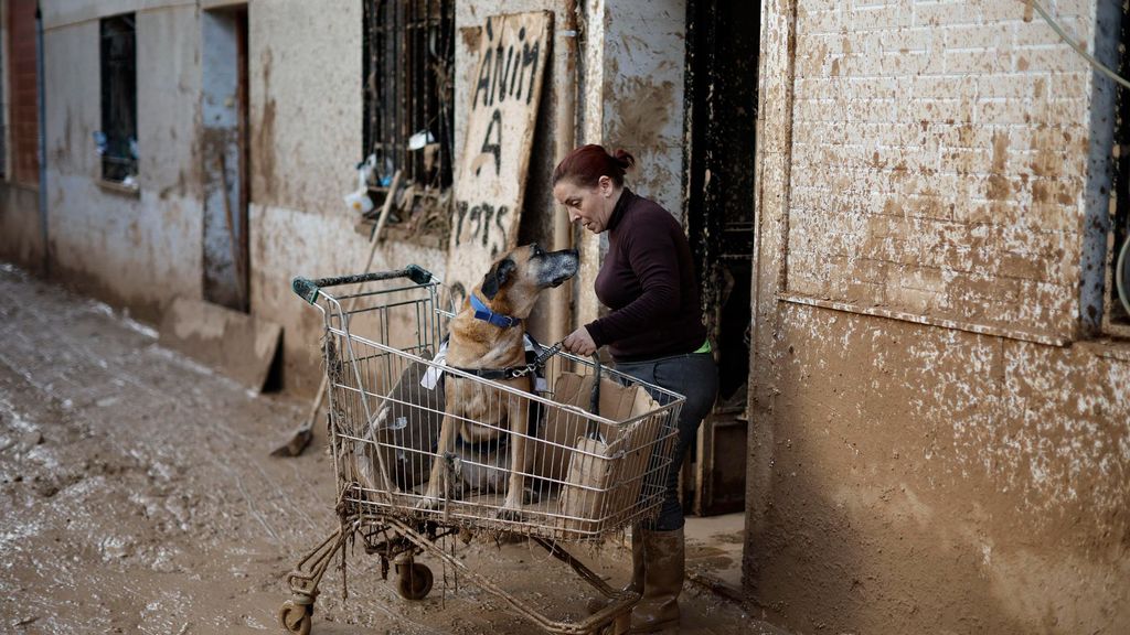 Una vecina y su perro en Paiporta, Valencia