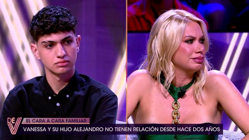 Vanessa y su hijo Alejandro se reencuentran tras dos años sin verse: así ha sido su tenso cara a cara ¡De viernes! Top Vídeos 258