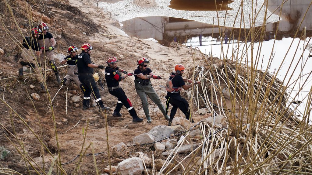 Efectivos de la UME trabajan en las zonas arrasadas por la DANA de Valencia