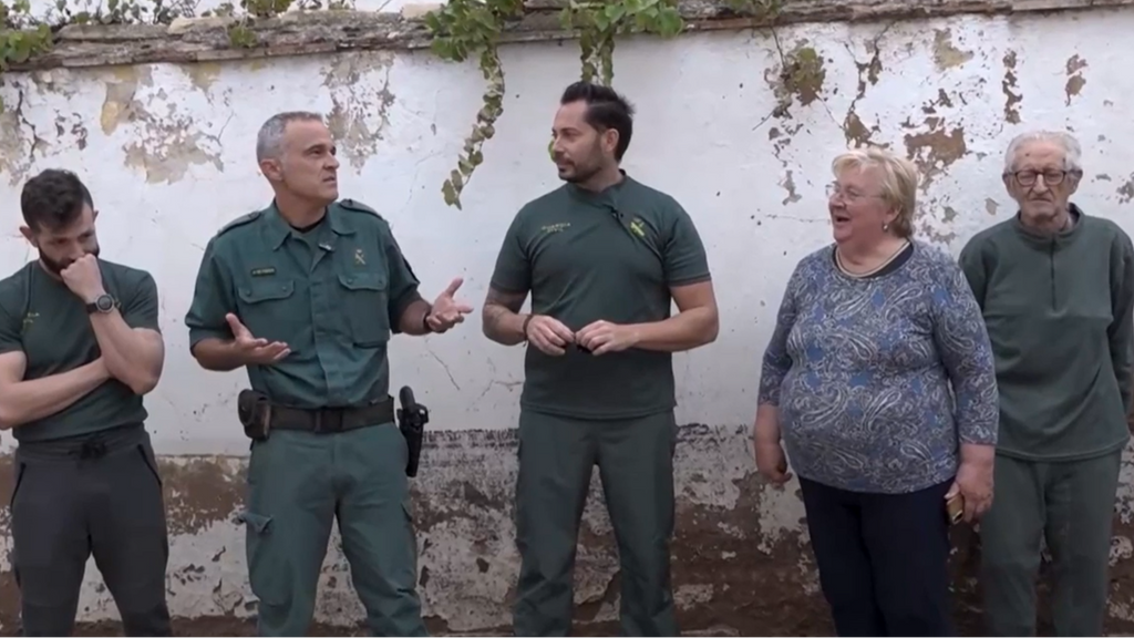 El emotivo reencuentro de un matrimonio de Utiel con los guardias civiles que les rescataron tras la DANA