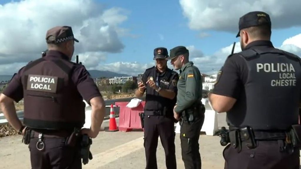 El rescate de un policía local y un guardia civil atrapados por la DANA en Cheste