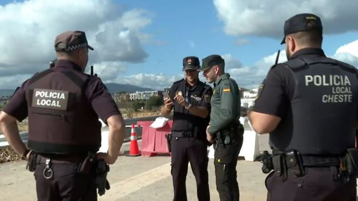 El rescate de un policía local y un guardia civil atrapados por la DANA ...