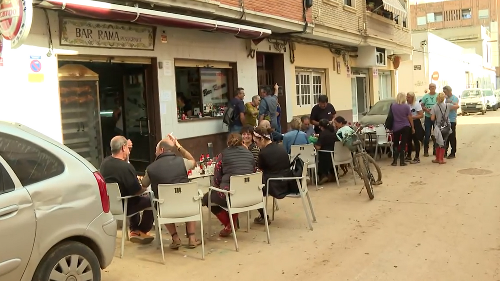 Esperanza en mitad del caos en Valencia: los negocios menos afectados por la DANA van abriendo sus puertas