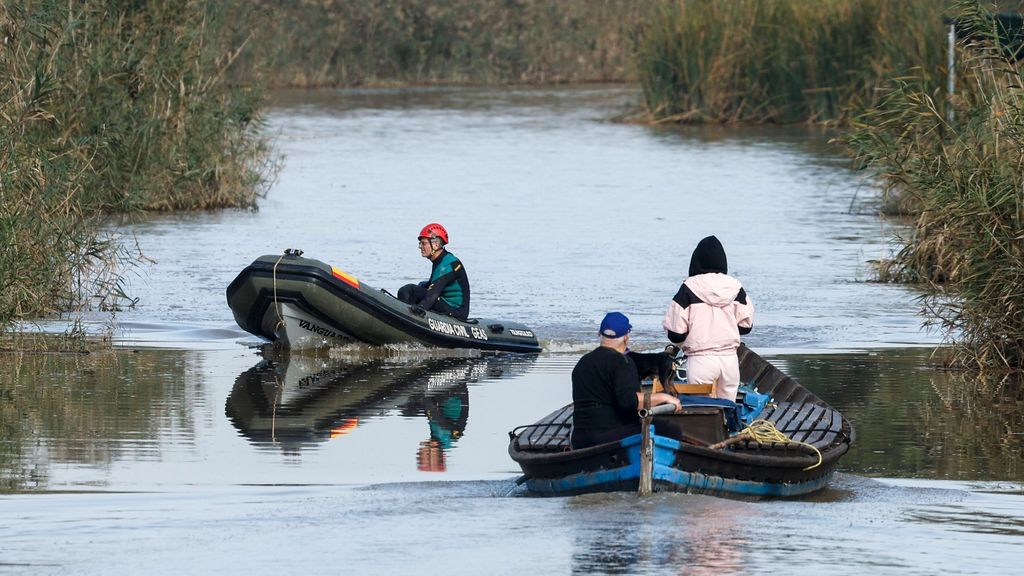 GEAS salen del embarcadero de El Palmar, en valencia, en busca de desaparecidos en la Albufera