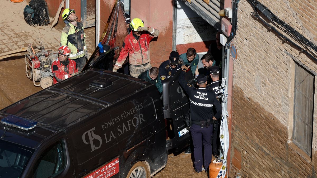 Imagen de archivo de guardias civiles y policías locales retirando un cadáver de un garaje en el barrio valenciano de La Torre.