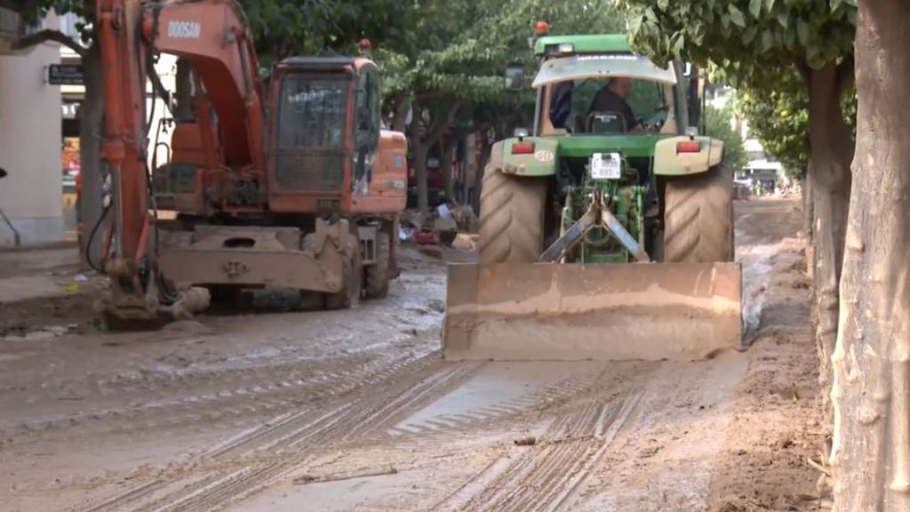 La fundamental ayuda de los tractoristas en la limpieza de las calles tras la DANA