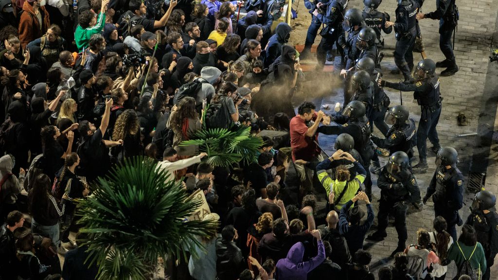 La indignación sale a las calles de Valencia mientras se intensifican labores de rescate