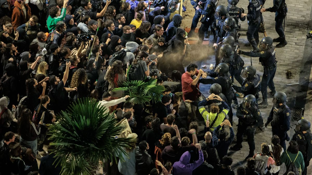 La indignación sale a las calles de Valencia mientras se intensifican labores de rescate