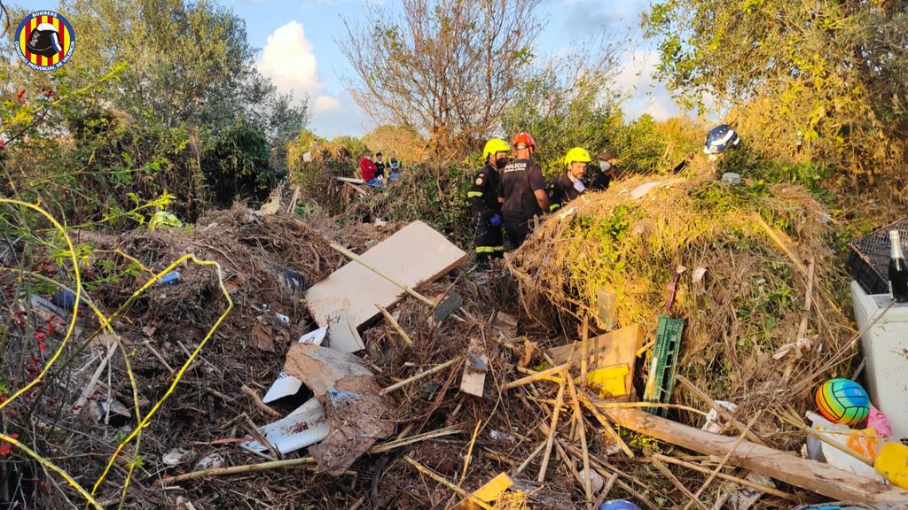 Los bomberos hallan en Catarroja el cadáver de un hombre que fue arrastrado por el agua