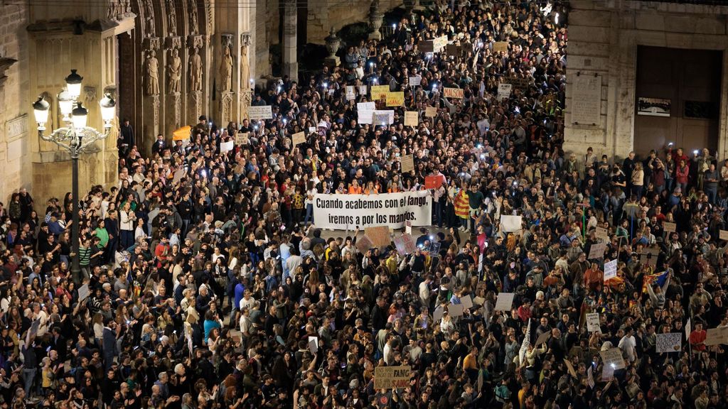 Una manifestación de "rabia y duelo" exige la dimisión del Consell de Mazón: "No han sabido gestionar"