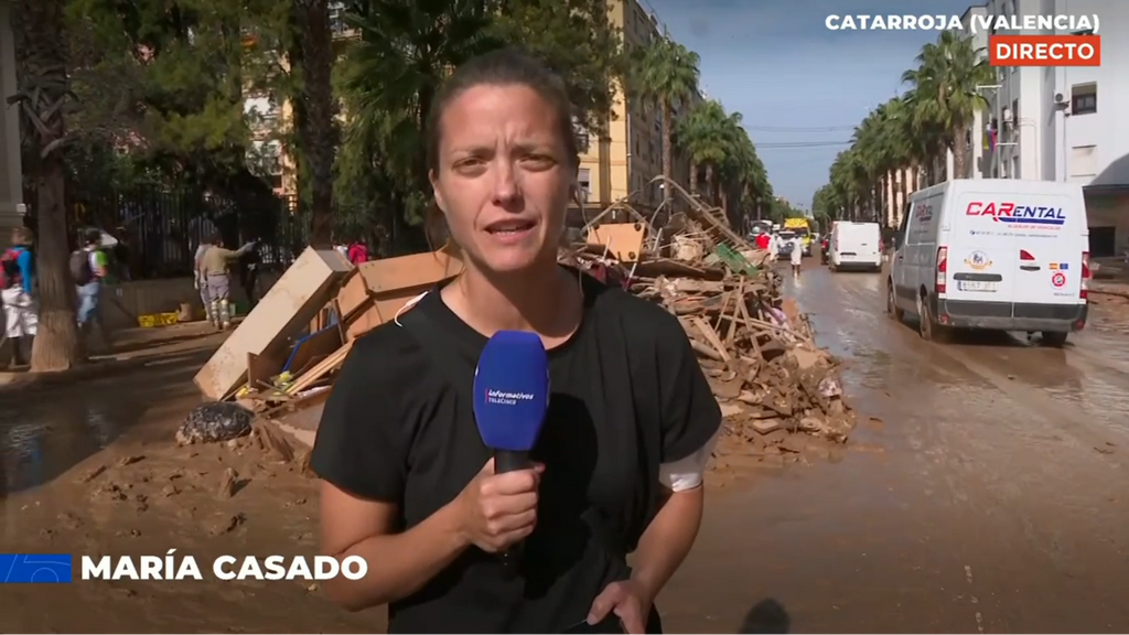 María Casado, testigo de la oleada de voluntarios en Catarroja: "Vienen cargados de esa fuerza que a los vecinos les empieza a faltar"