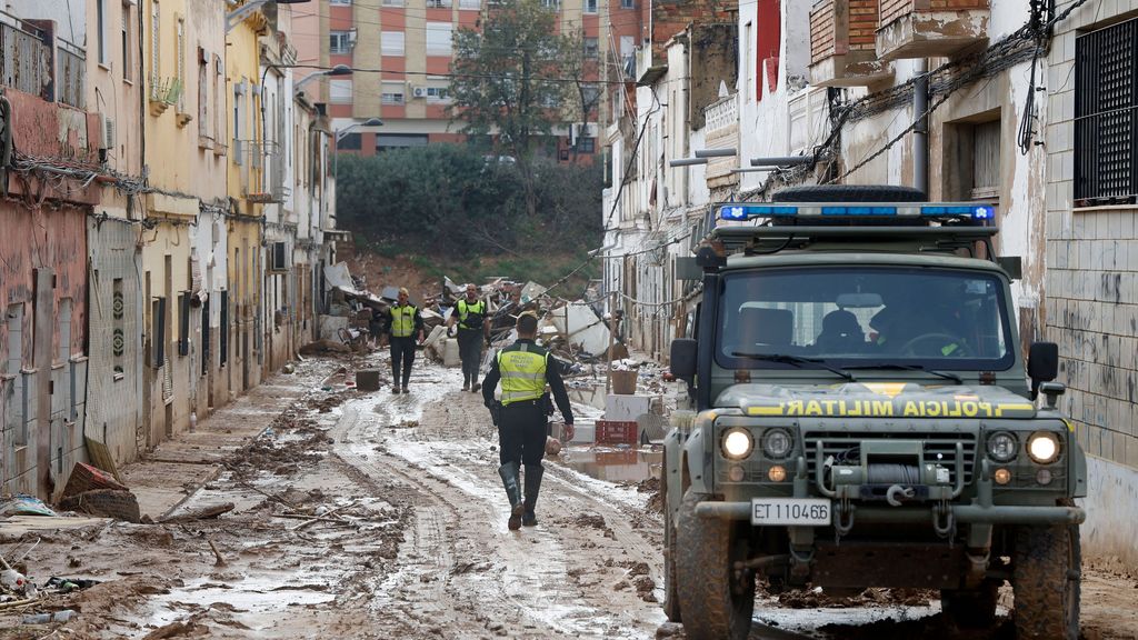 olicía militar y Guardia Civil en una calle aledaña al Barranco de Torrente