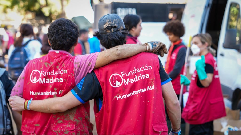 Un equipo de voluntarios de la Fundación Madrina ayuda a los afectados por la Dana en el municipio de Alfafar, Valencia