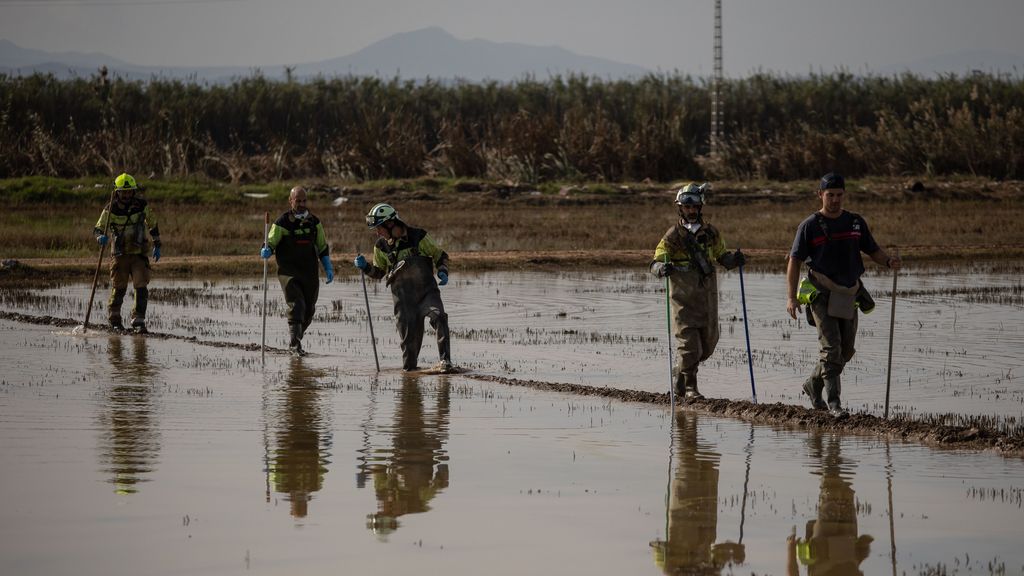 Bomberos del País Vasco durante la búsqueda de cadáveres en la Albufera de Valencia