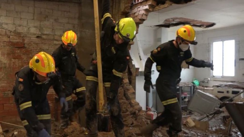 Bomberos inician la urgente estabilización de los edificios afectados por la DANA