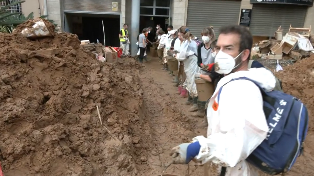 Los ayuntamientos intentan coordinar las tareas de los voluntarios en las zonas afectadas por la DANA