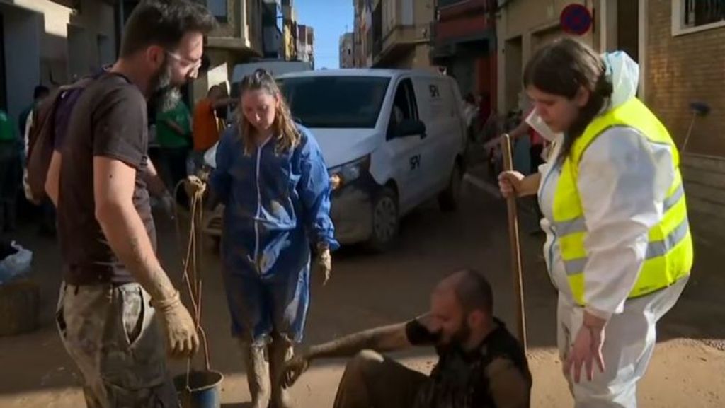 Los voluntarios no puede acceder a Paiporta por los trabajos de la maquinaria pesada