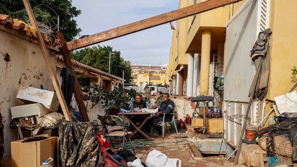 Una pareja come en su terraza destrozada en Alfafar, a 8 de noviembre de 2024, en Valencia, Comunidad Valenciana