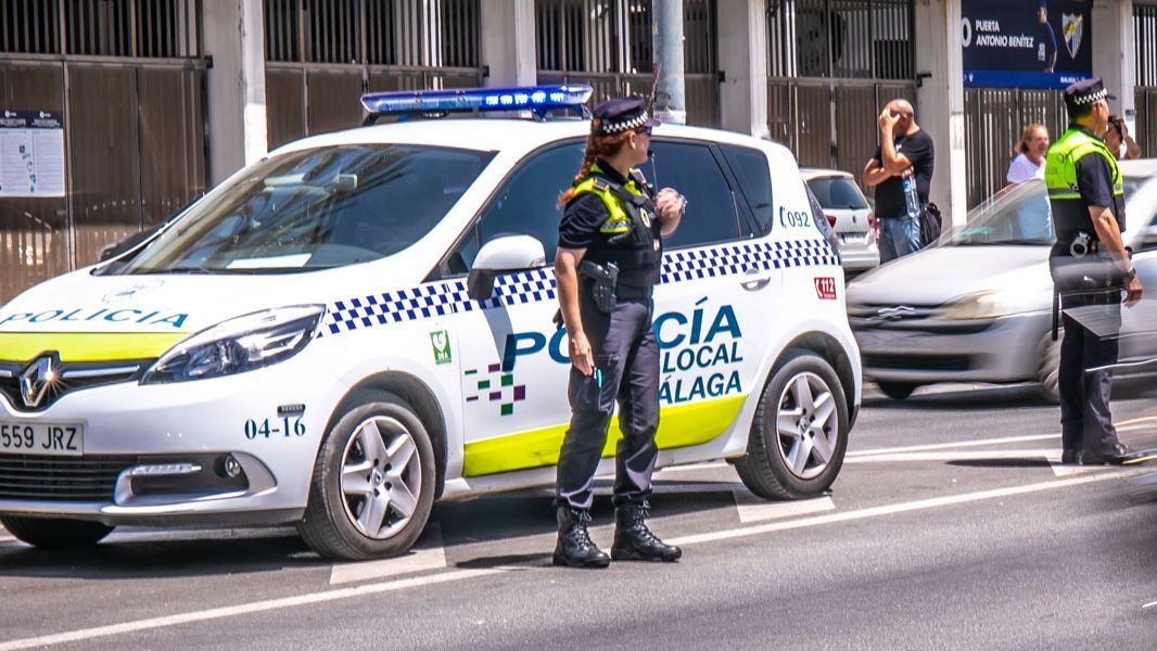 Agentes de policía controlando el tráfico en una imagen de archivo