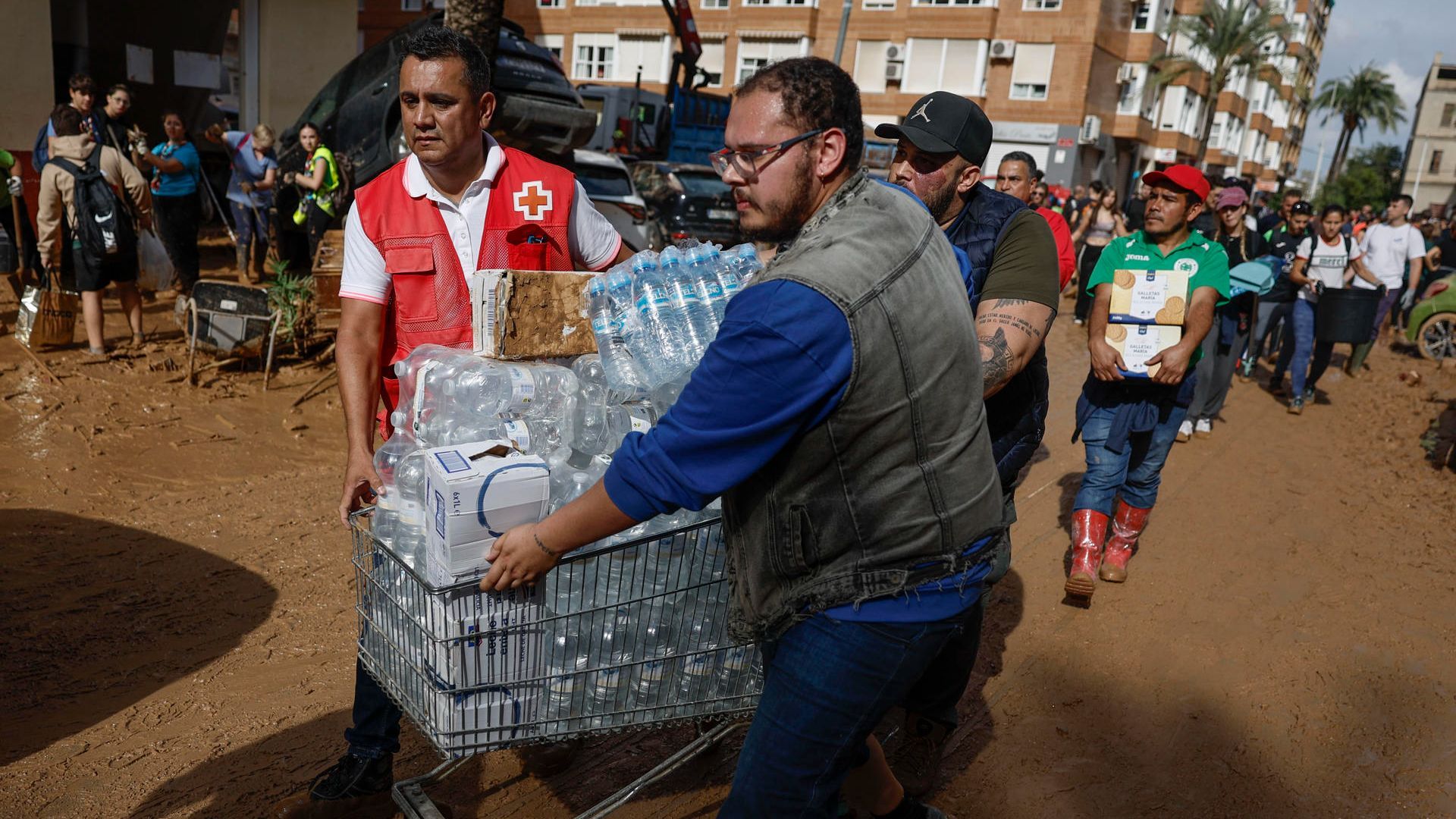 ¿Agua del grifo o embotellada?: la recomendación de los expertos para los municipios afectados por la DANA