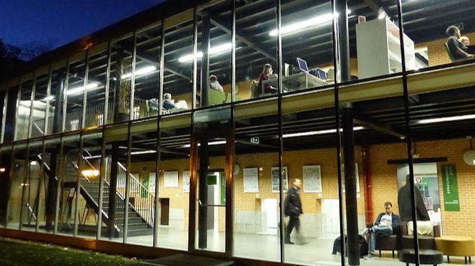 Biblioteca pública Eugenio Trías