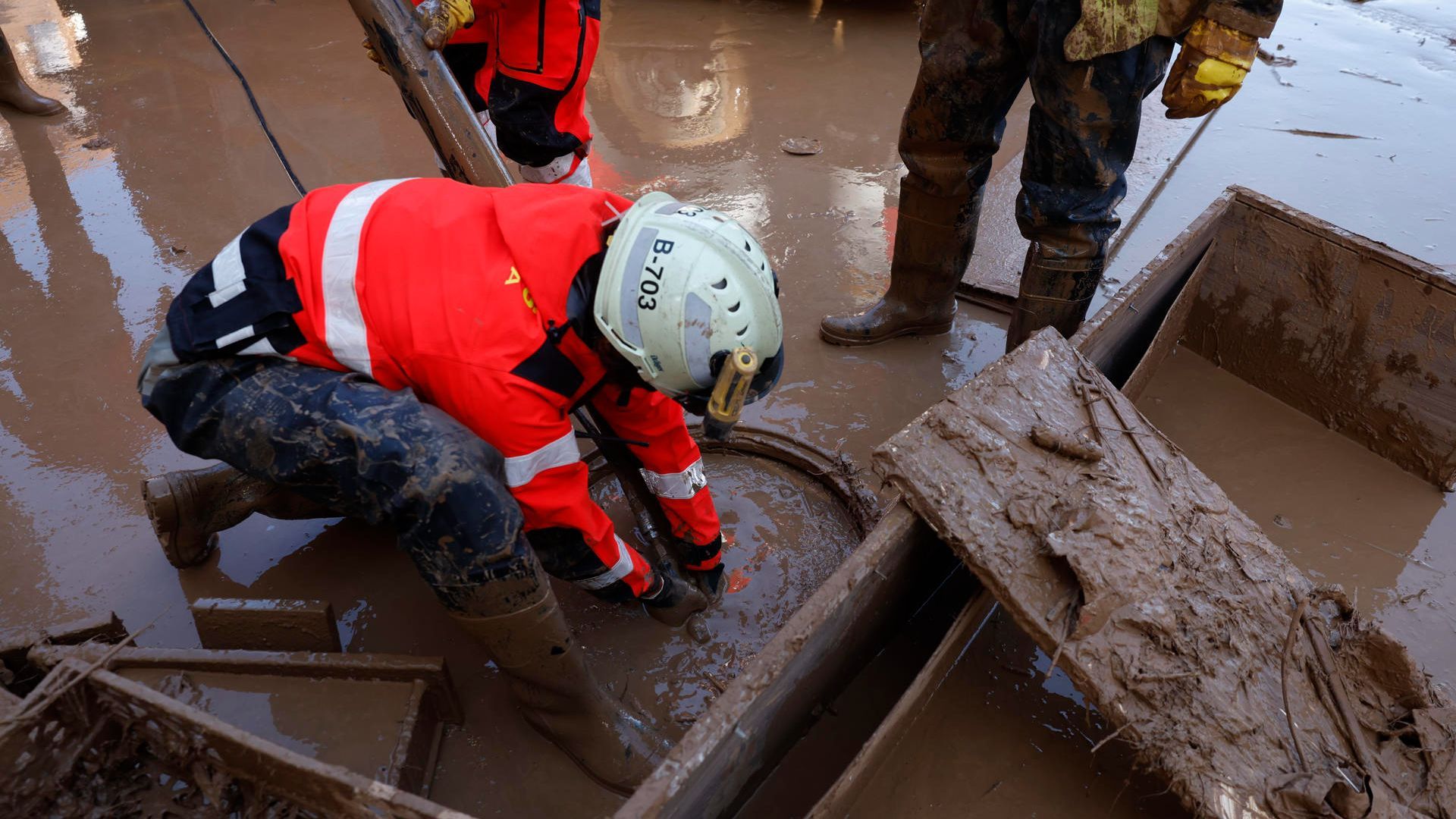 Desatascar el alcantarillado, la ardua tarea tras la DANA: 34 localidades tienen los sumideros obstruidos
