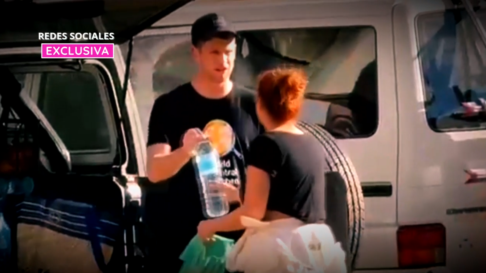 El actor reparte suministros en Catarroja