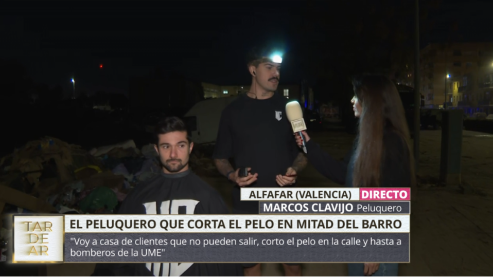 El peluquero que corta el pelo en mitad del barro: "Voy a casa de clientes que no pueden salir"