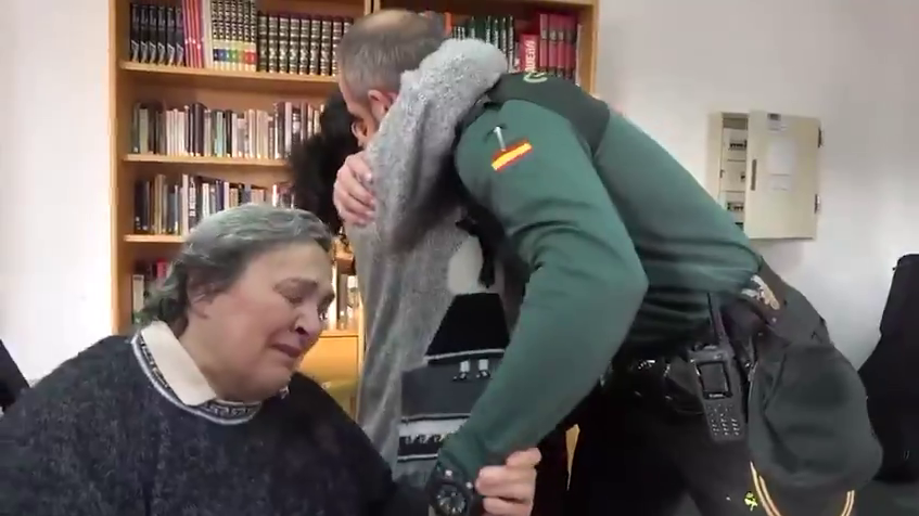 El teniente de la Guardia Civil Cristian Lacalle se reencuentra con Teresa y su cuidadora-también Teresa-