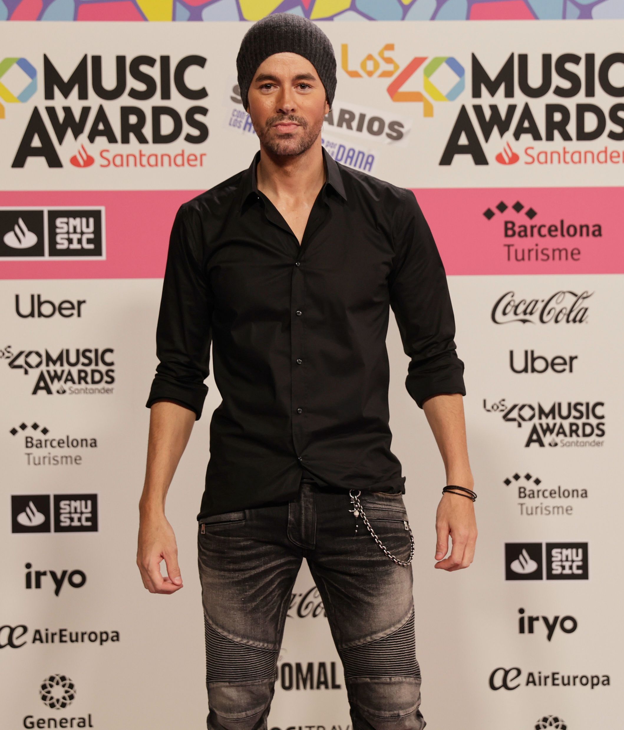 Enrique Iglesias, durante su paso por la alfombra roja de LOS40 Music Awards Santander 2024