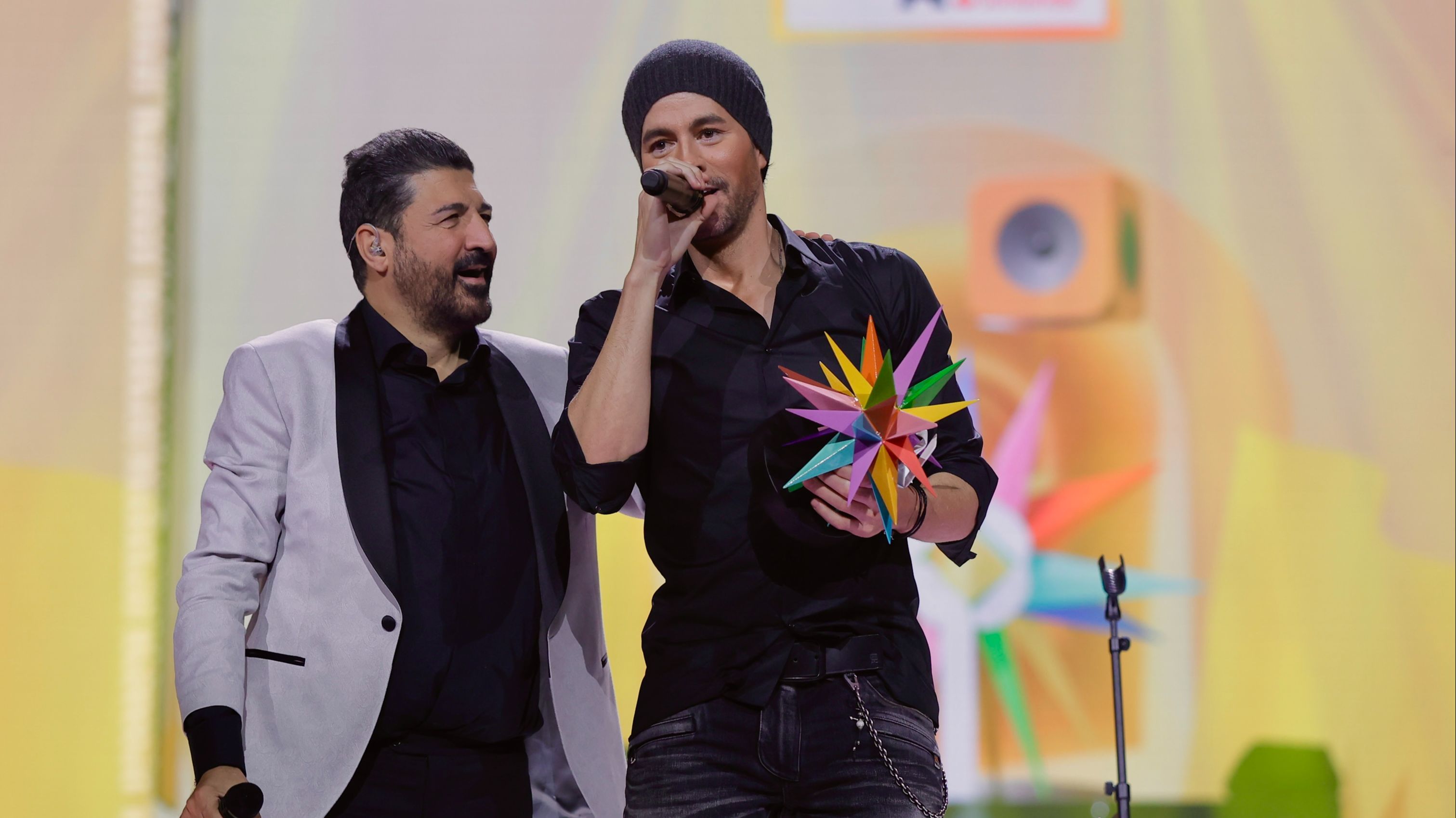 Enrique Iglesias, sobre el escenario, al recoger uno de sus galardones
