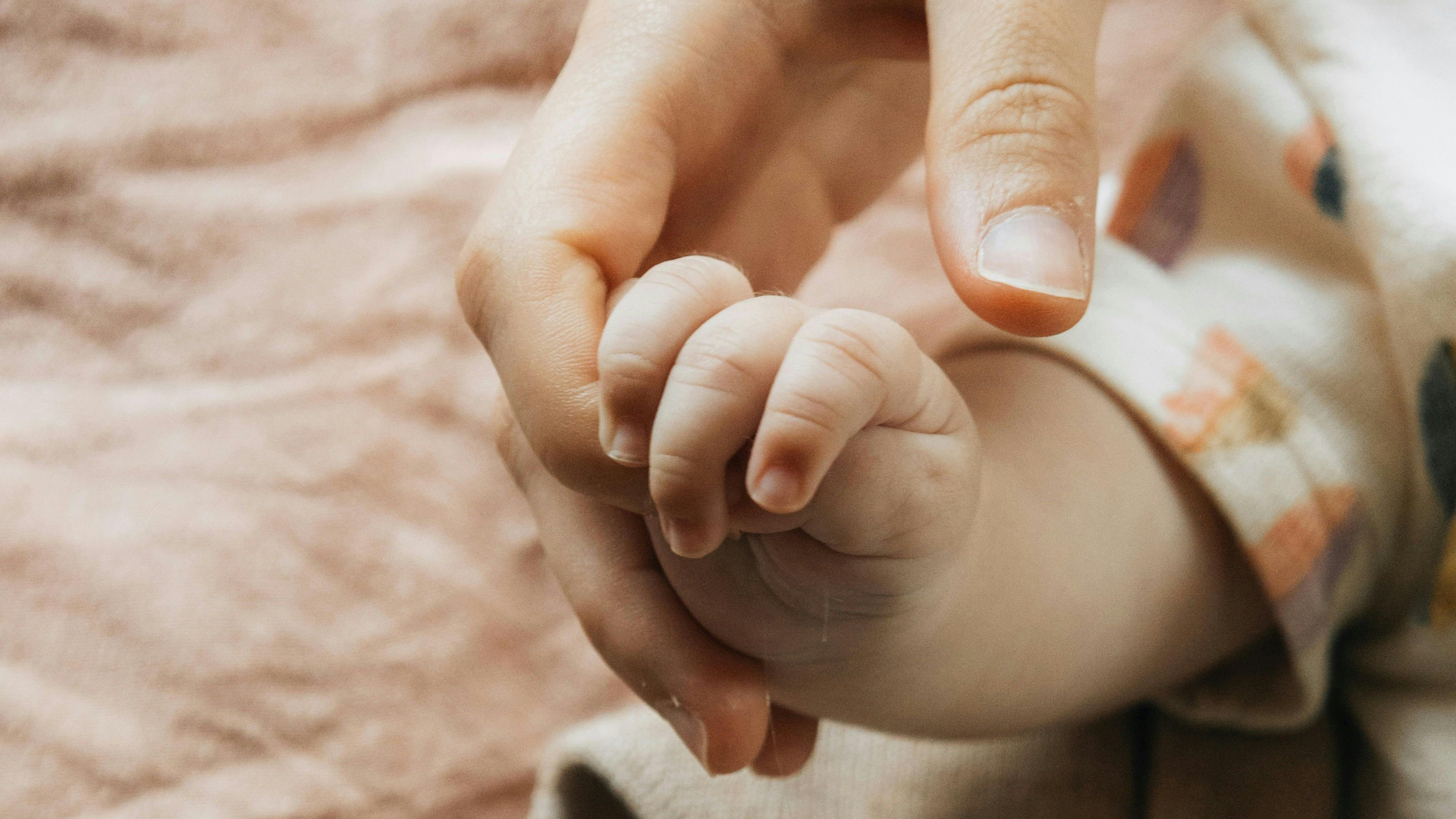 Imagen de archivo de la mano de un bebé