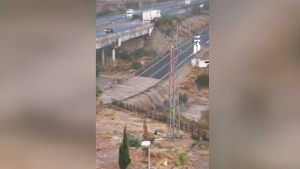 La lluvia sorprende a Almería: se inundan calles y carreteras antes de que la DANA llegue a la comunidad