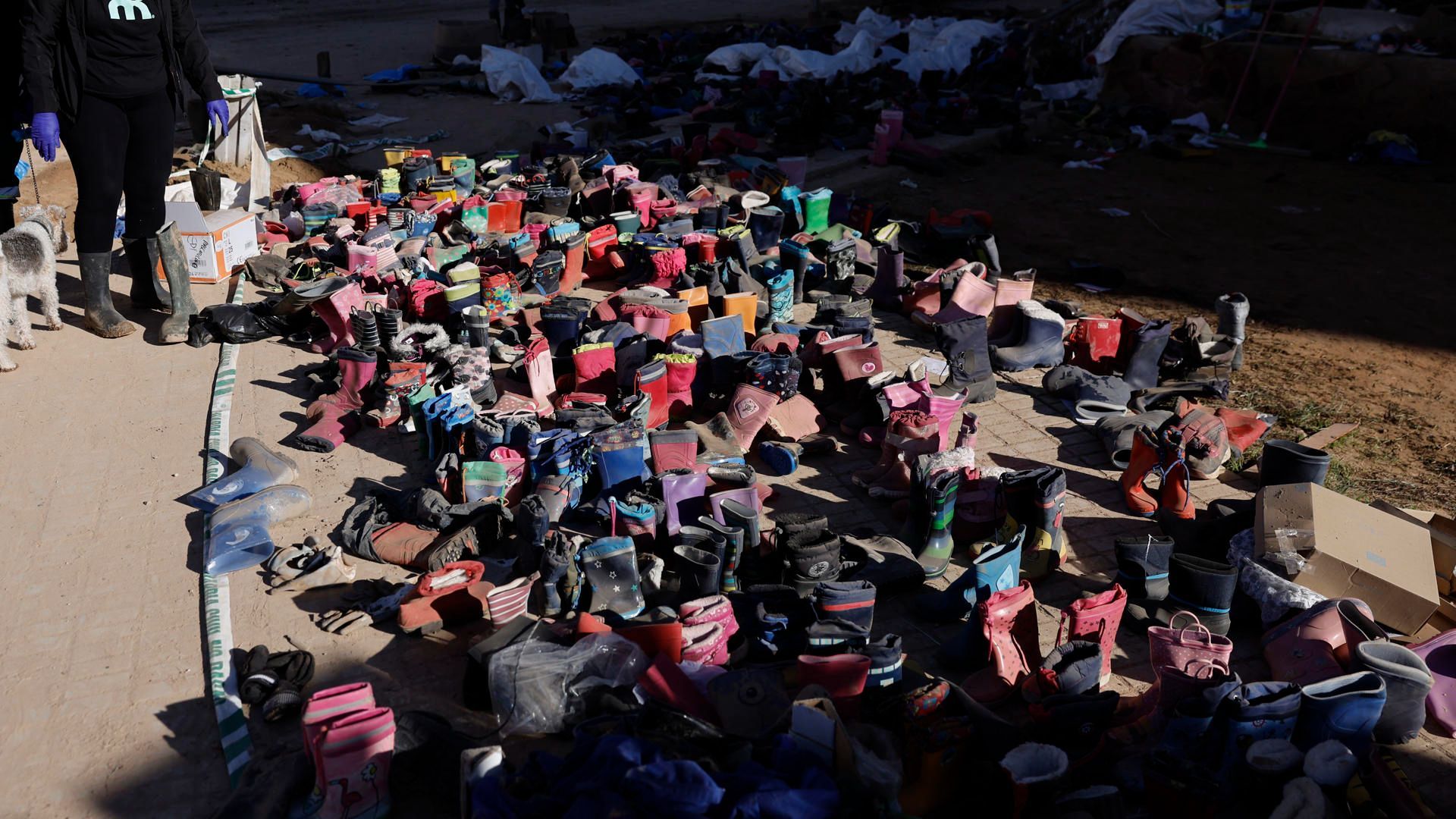 Las botas de los voluntarios de la DANA ya tienen su propia 'zapatería' en Paiporta