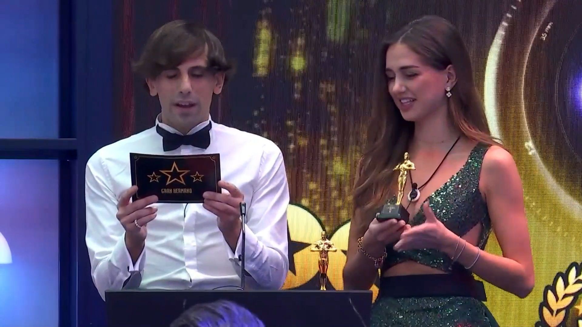 Maica y Óscar presentan los premios con el nombre de este último en la fiesta del viernes