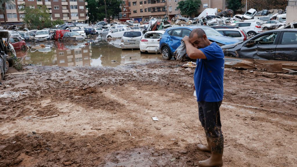 Mecánicos voluntarios revisan miles de coches afectados por la DANA
