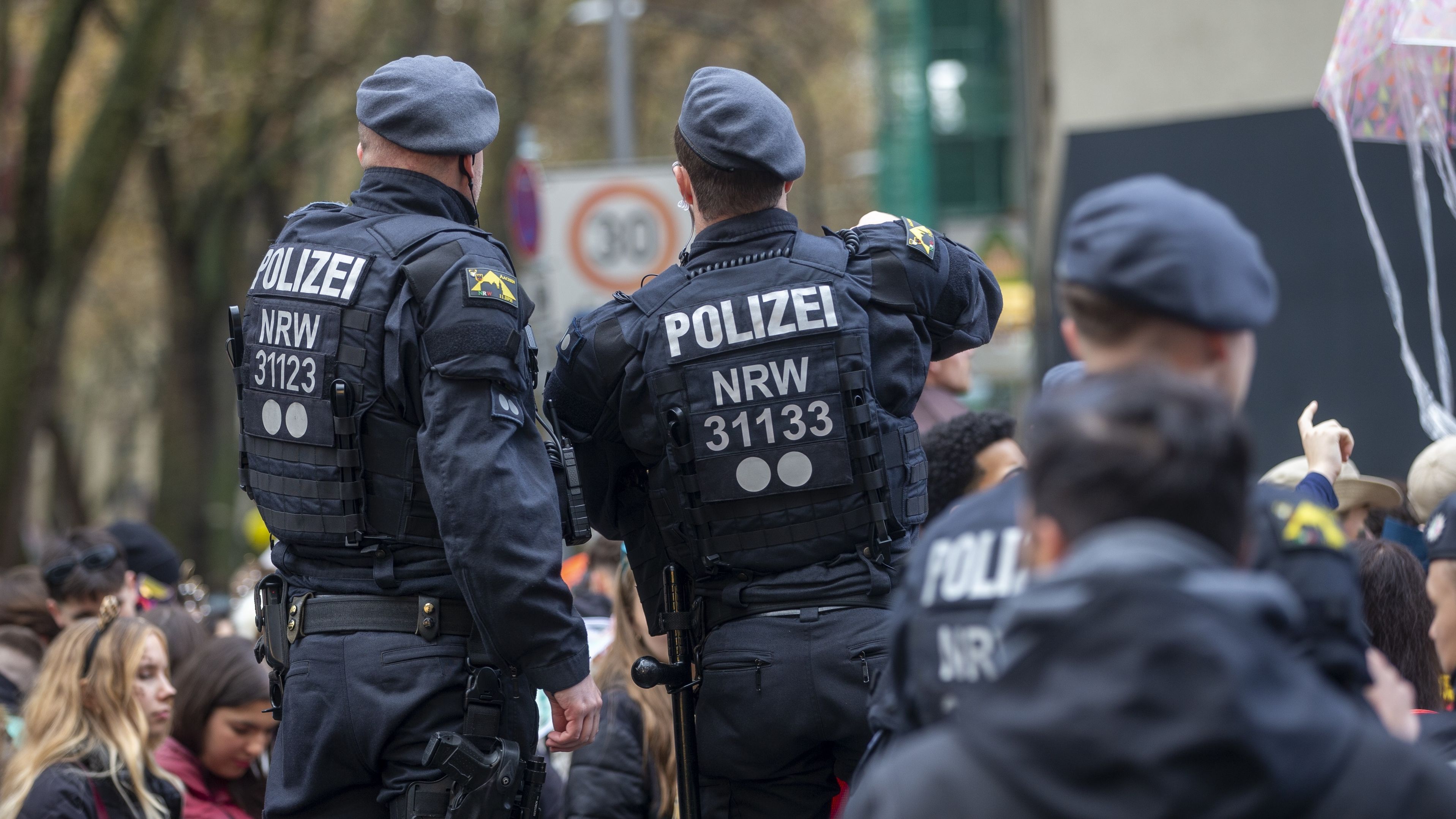 Policías alemanes controlan los accesos a un barrio de Colonia