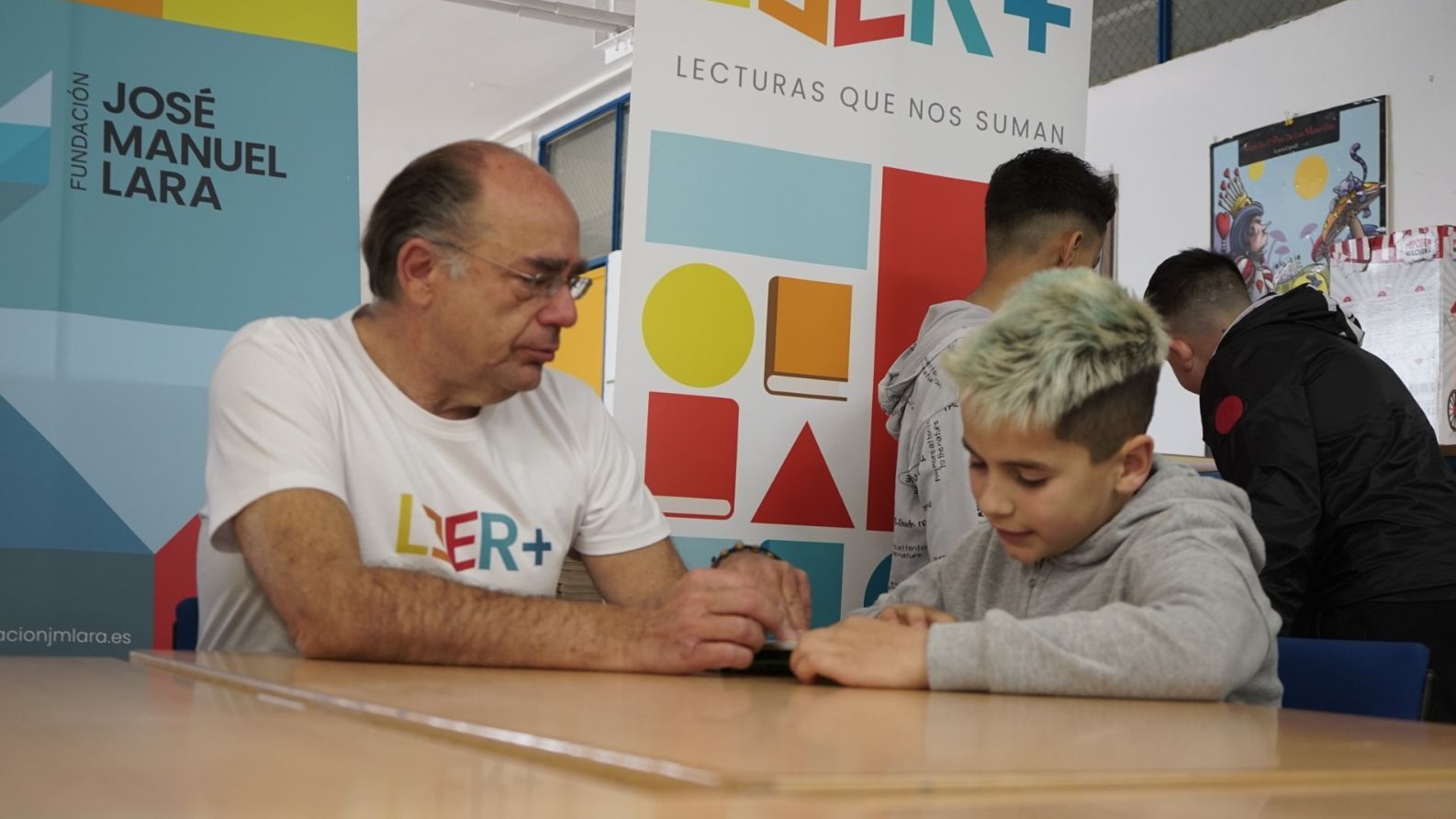 Un voluntario del proyecto "Leer Suma" acompaña a un menor para que mejore su comprensión lectora Un voluntario del proyecto "Leer Suma" acompaña a un menor para que mejore su comprensión lectora
