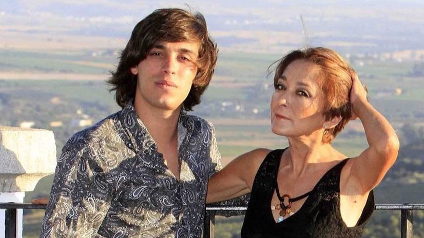 Víctor Elías junto a su madre. Víctor Elías junto a su madre.
