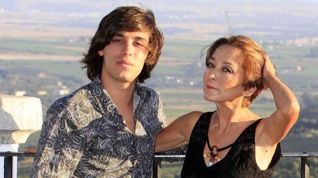 Víctor Elías junto a su madre.