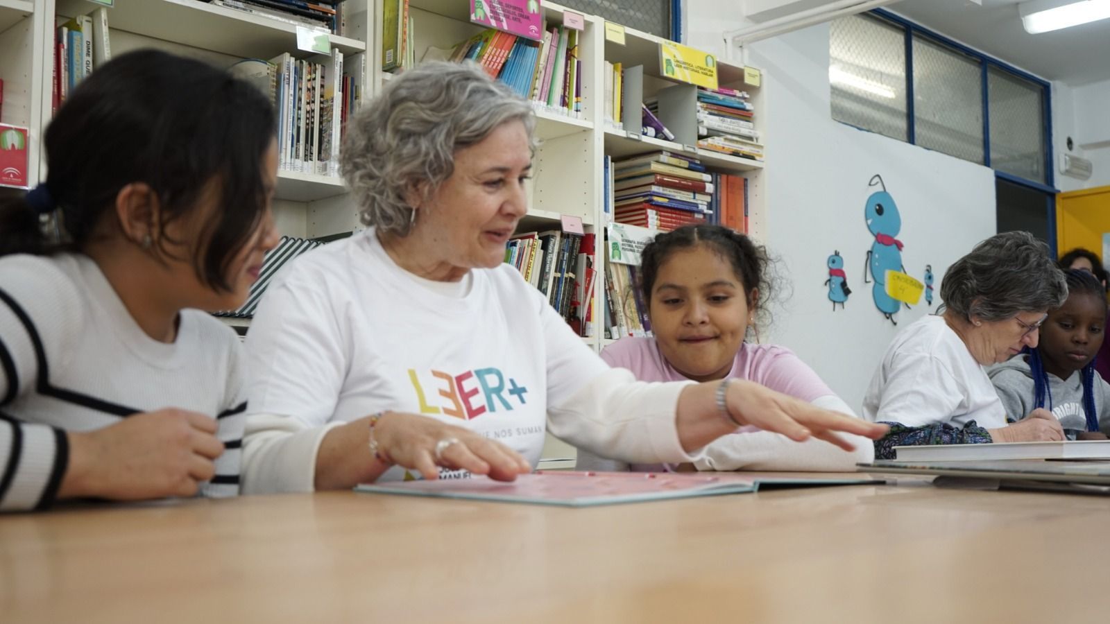 Voluntarios de la Fundación José Manuel Lara ayudan con la lectura de niños de primaria